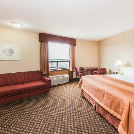 Howard Johnson By Wyndham Kitchener Conestoga Exterior photo