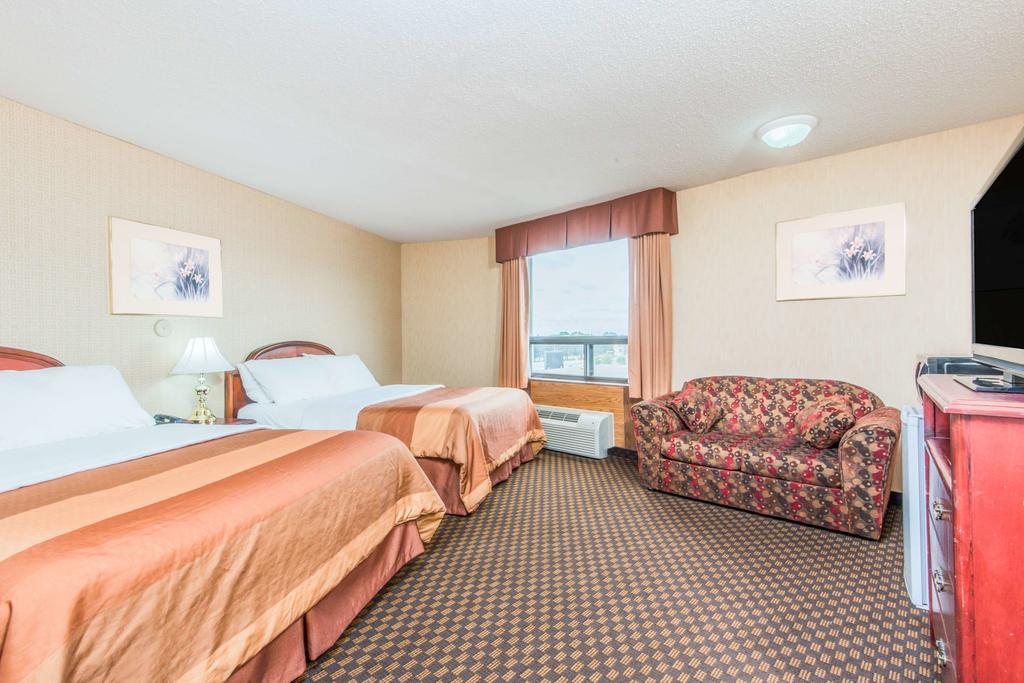 Howard Johnson By Wyndham Kitchener Conestoga Exterior photo